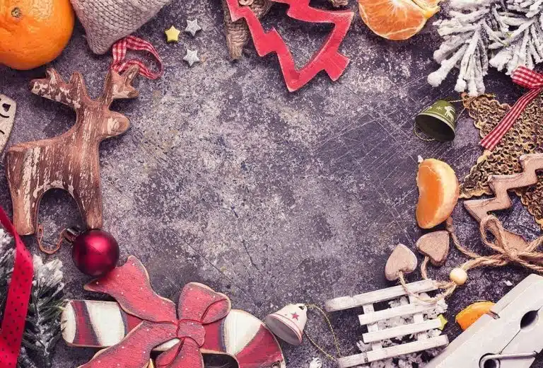 christmas decoration around gray grunge p5rcv6n