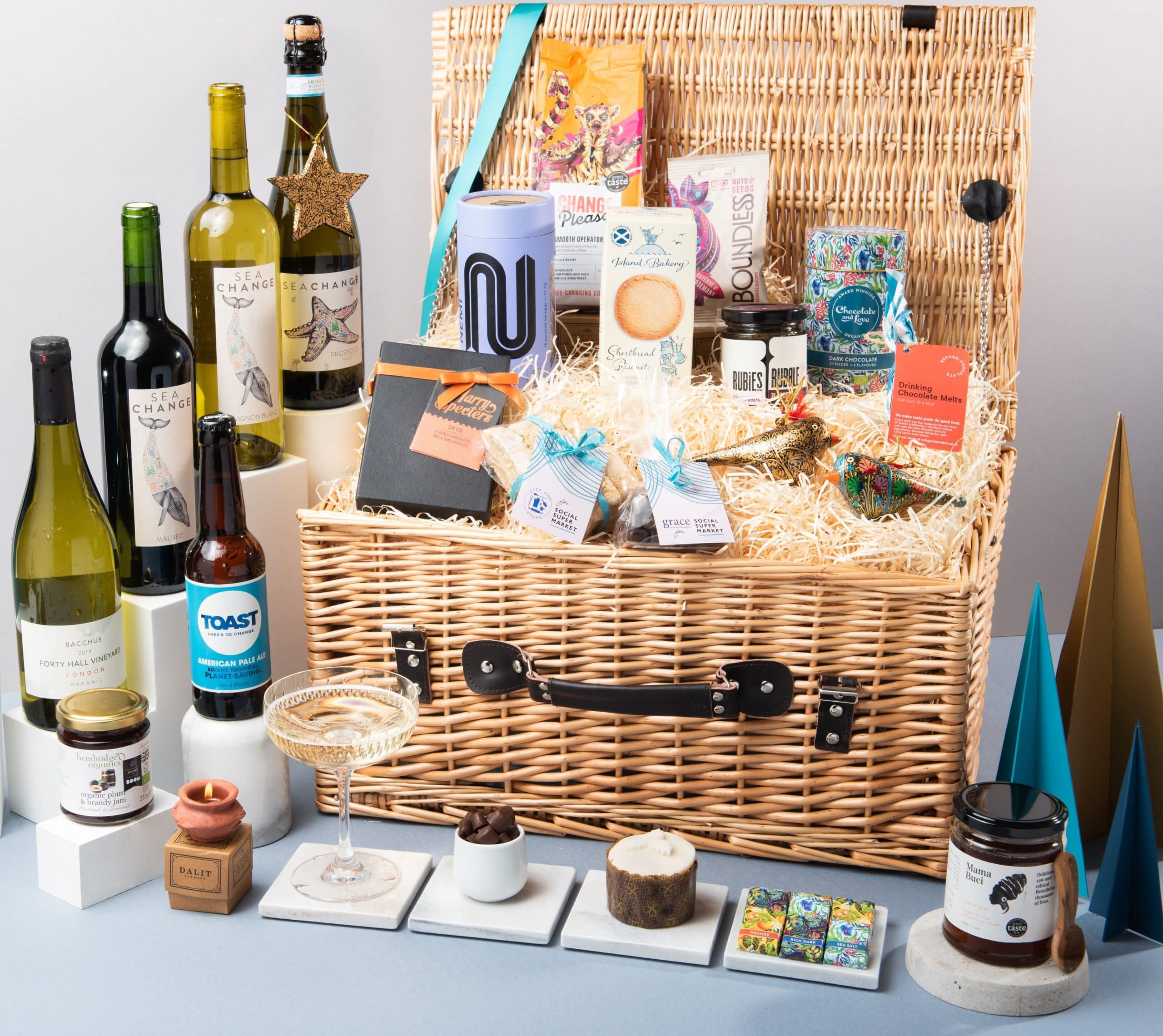 Christmas hampers to give as gifts in 2021 - All Things Christmas