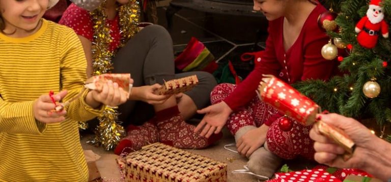 how to pull a christmas cracker and win christmas.co .uk main
